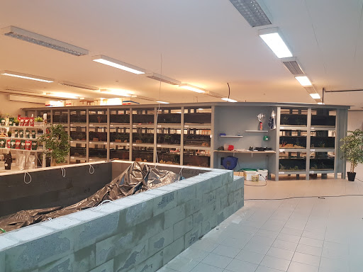Garage fish & Barf Shop in Holmegaard, Faxe