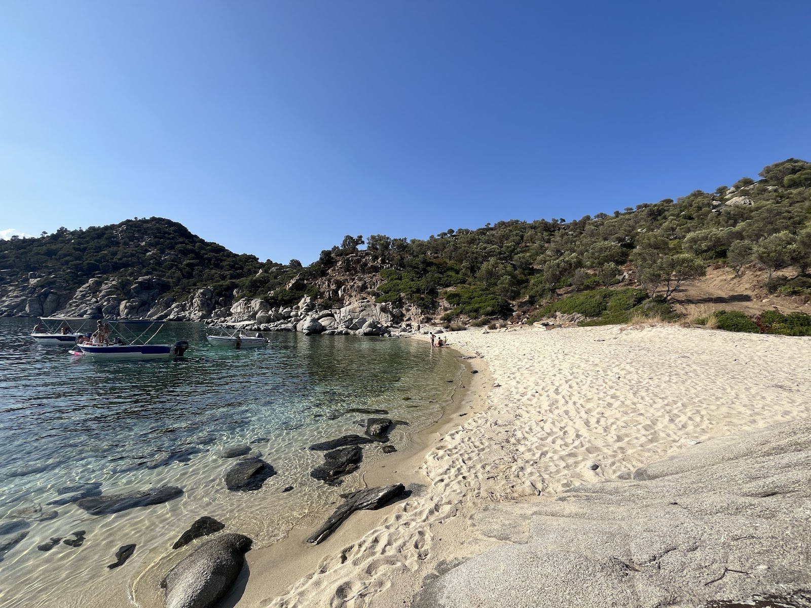 Foto de Akros Beach con arena beige superficie