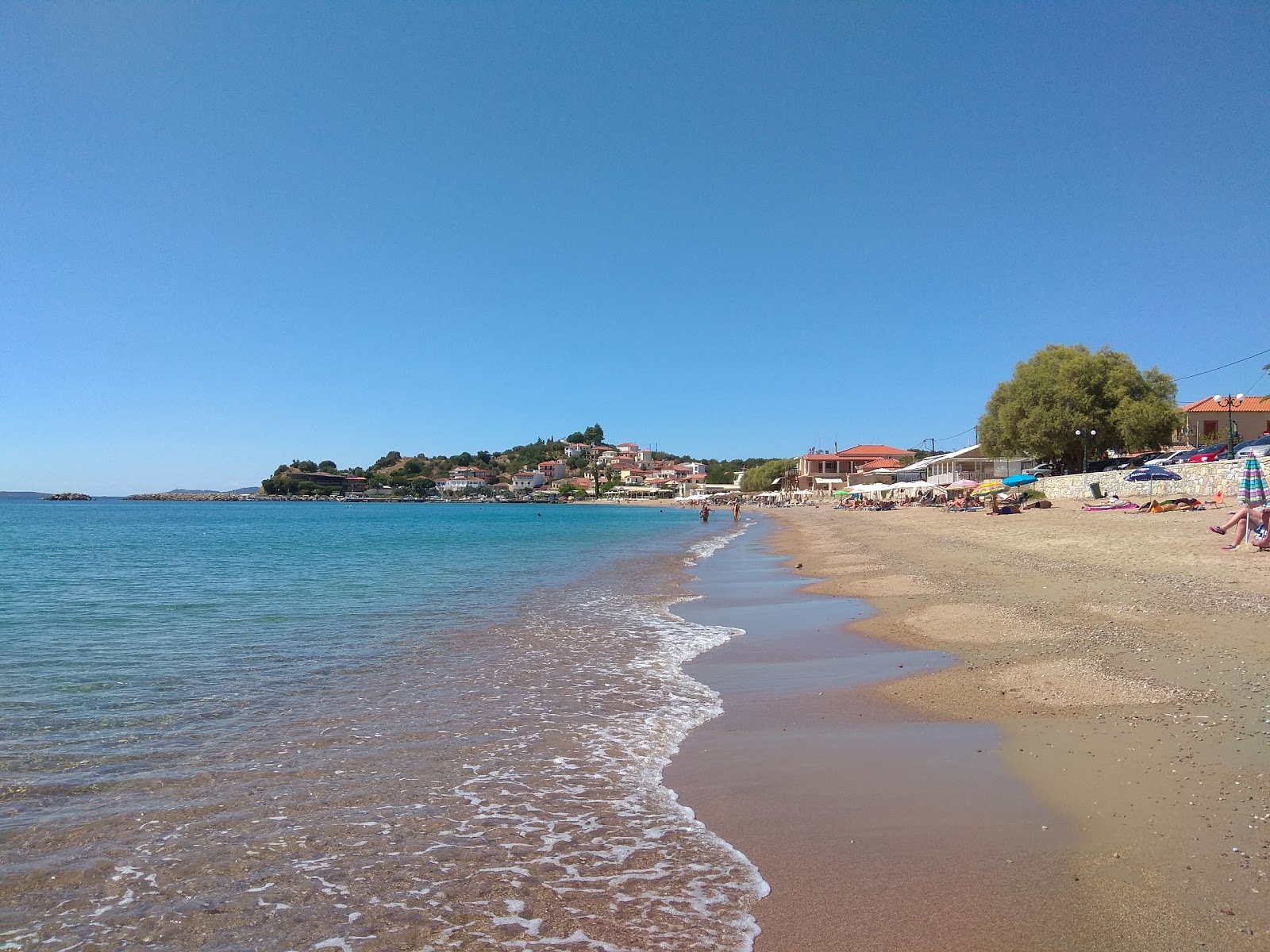 Photo de Paralia Finikounta avec plusieurs baies spacieuses
