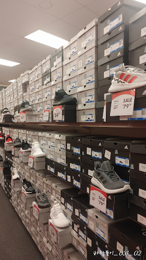 Shoe Carnival, 907 Great East Plaza, Niles, OH 44446, USA, 