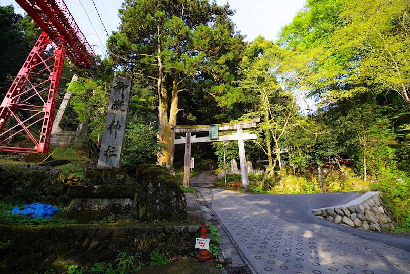 武蔵御嶽神社参道入口 ここより上、許可車両のみ通行可能
