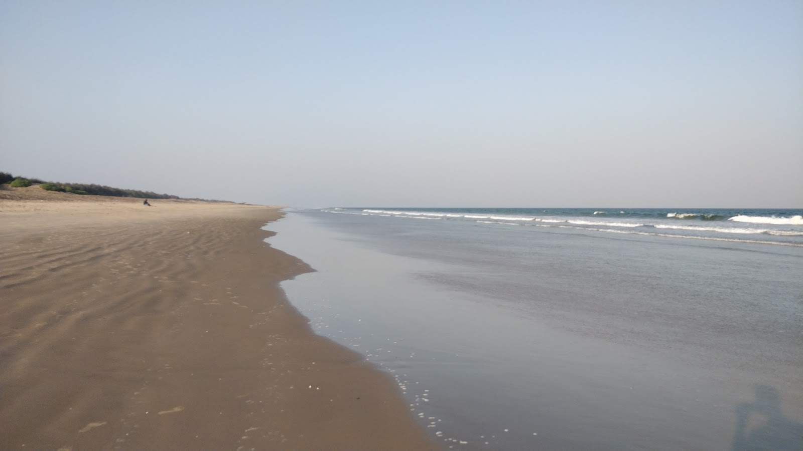 Fotografija Sonapur Beach z dolga ravna obala