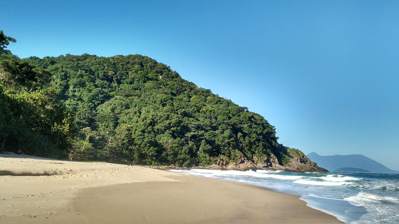 Fotografija Divja plaža podprto z obalami