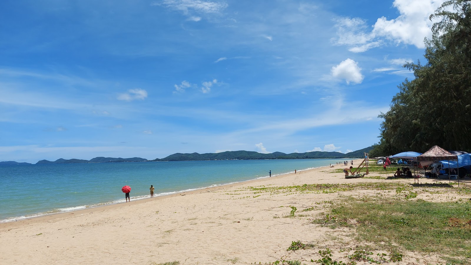 Foto di Naphatara Phirom Beach con una superficie del sabbia beige fine