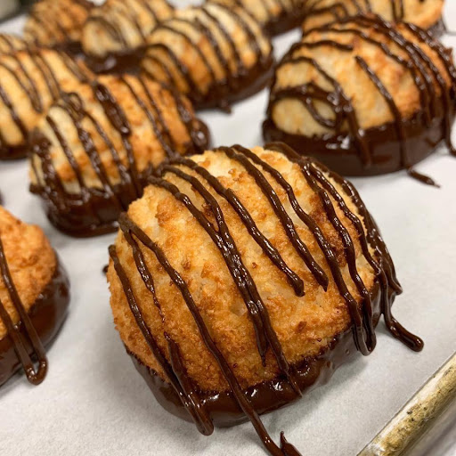 Cupcake Shop «Smallcakes: A Cupcakery of Naperville», reviews and photos, 115 E Ogden Ave #119, Naperville, IL 60563, USA