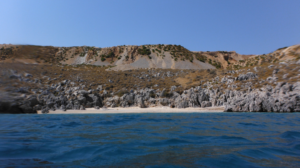Foto von Glaroi Beach II mit beiger sand Oberfläche