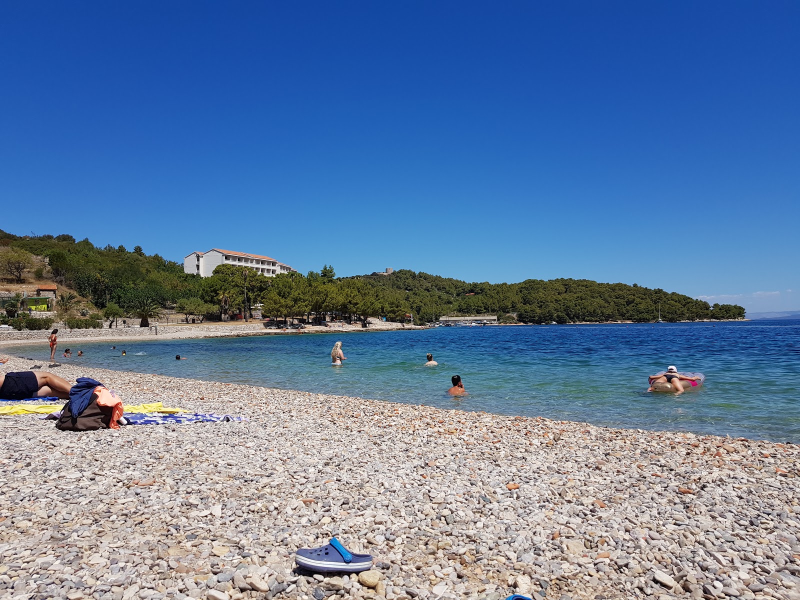 Foto von Prirovo beach mit sehr sauber Sauberkeitsgrad