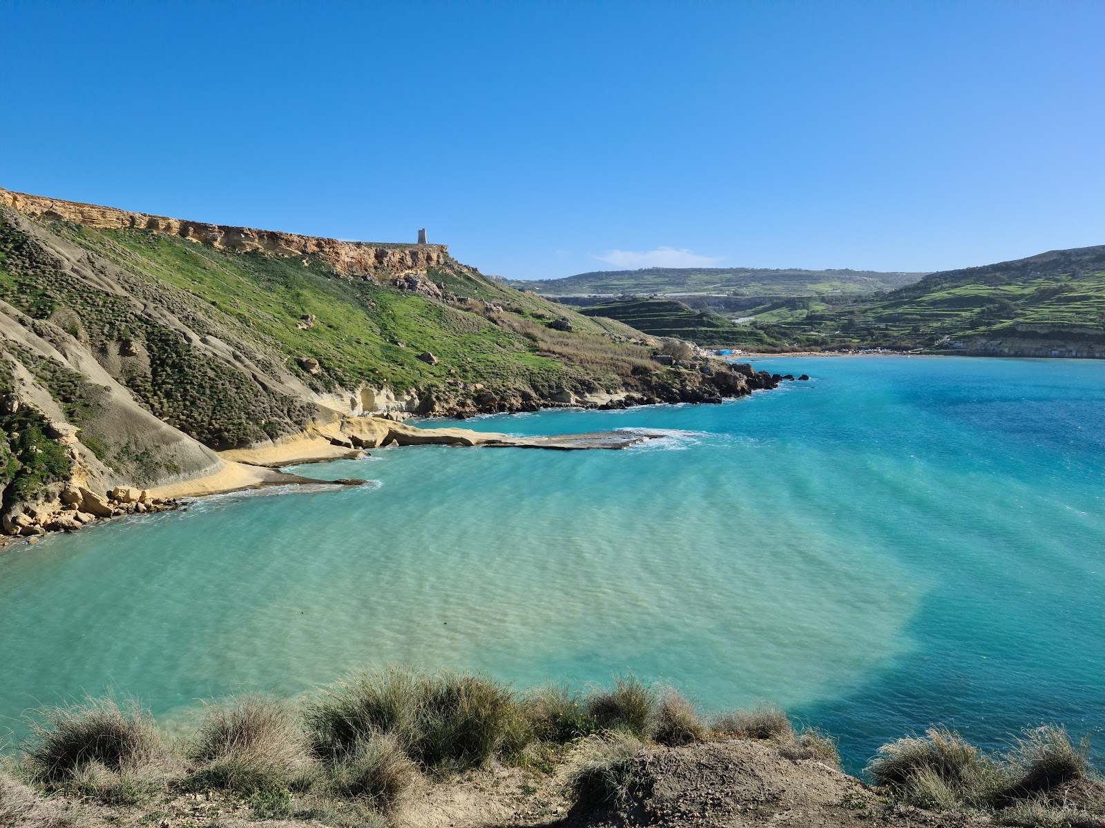 Qarraba Bay的照片 带有碧绿色纯水表面