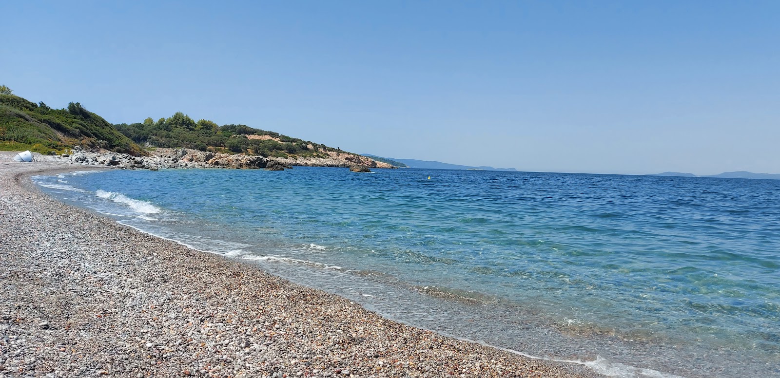 Foto di Agios Ioannis Beach circondato da montagne