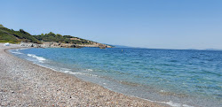 Foto di Agios Ioannis Beach circondato da montagne