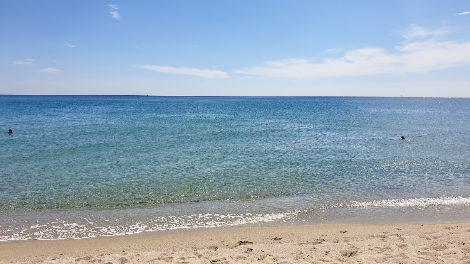 Foto av Su Tiriarzu med lång rak strand