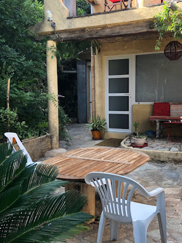 Lodge Location gîte en appartement de vacances en rez-de-jardin pour 3 personnes, avec 1 chambre, terrasse, jardin, située dans une ferme proche mer et Bastia, à Pietracorbara dans le Cap Corse, Haute-Corse, Corse Pietracorbara