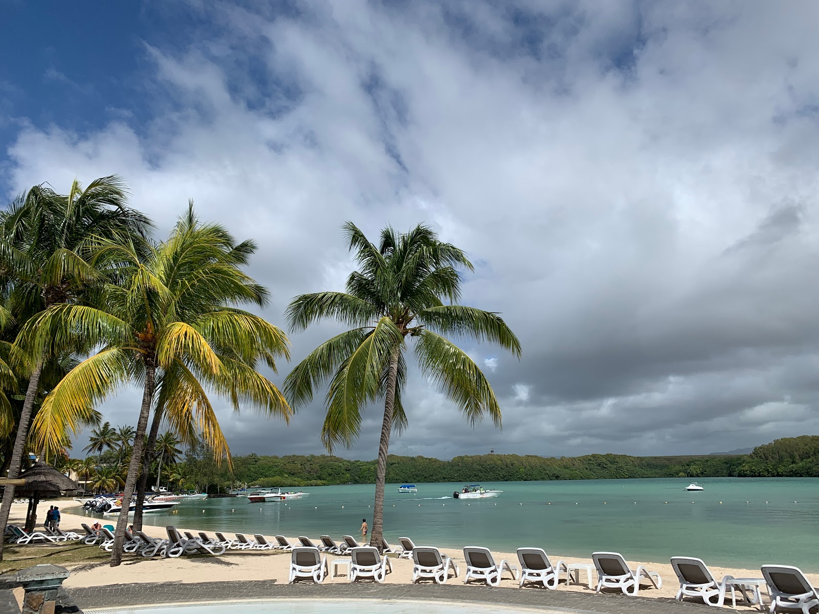Photo de Blue Bay Beach - endroit populaire parmi les connaisseurs de la détente