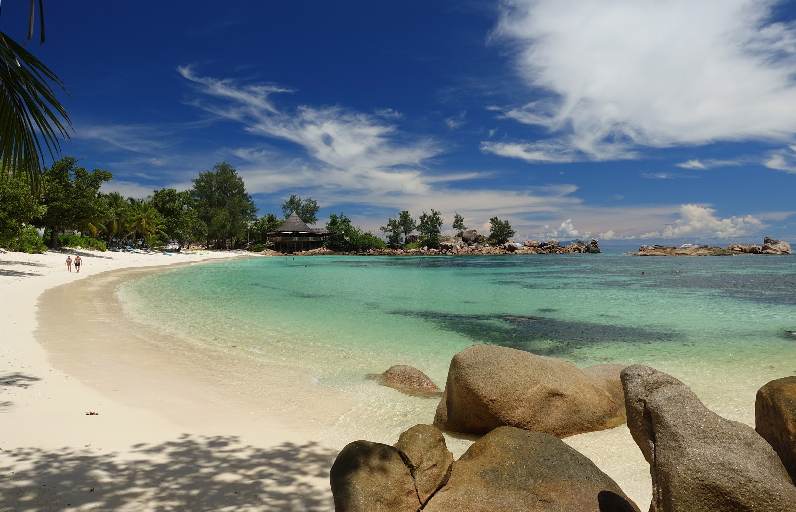 Foto di Spiaggia di Petite Anse Kerlan con una superficie del sabbia pura bianca