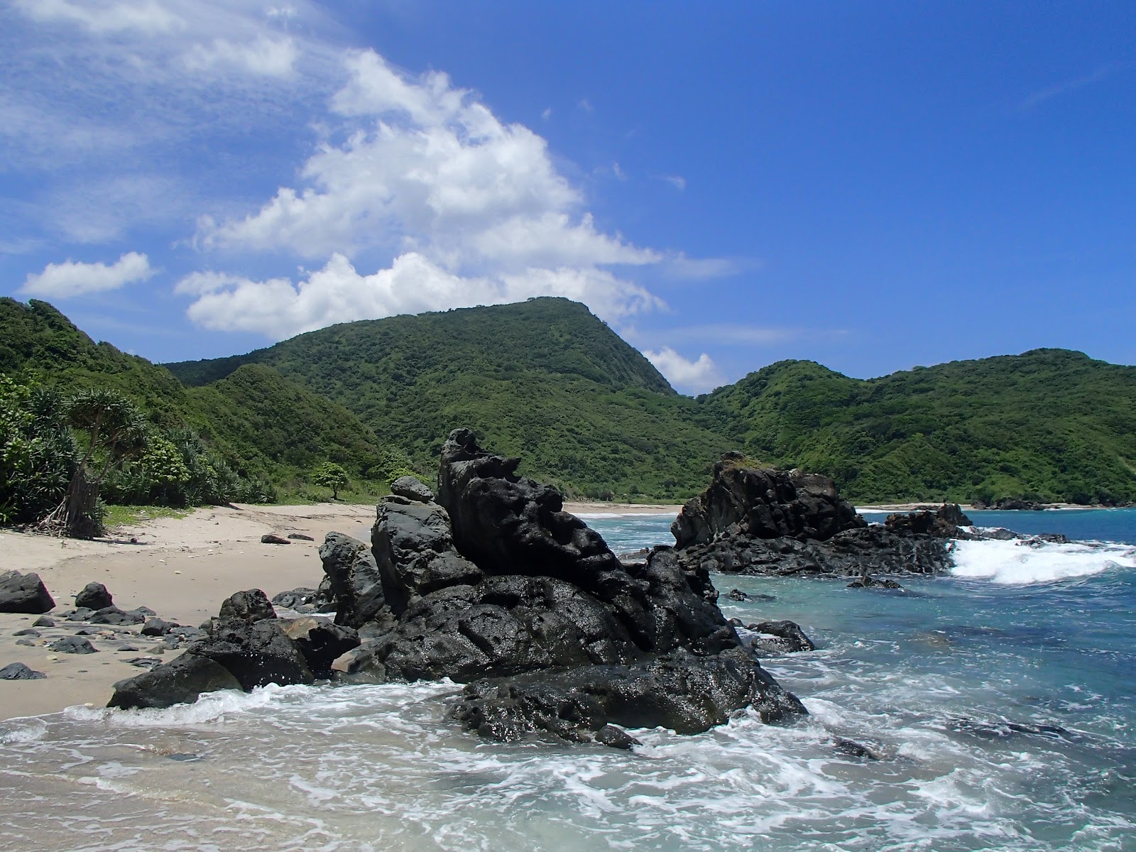 Foto de Munah Beach con calas medianas