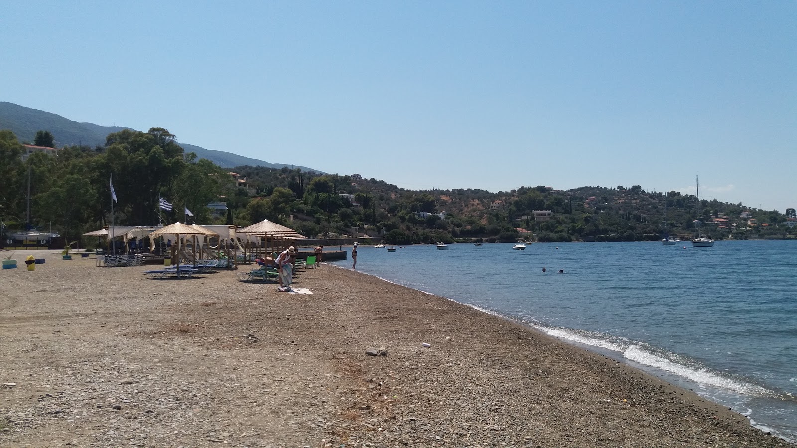Foto von Ermionis - Galatas 36 mit beiger sand & kies Oberfläche