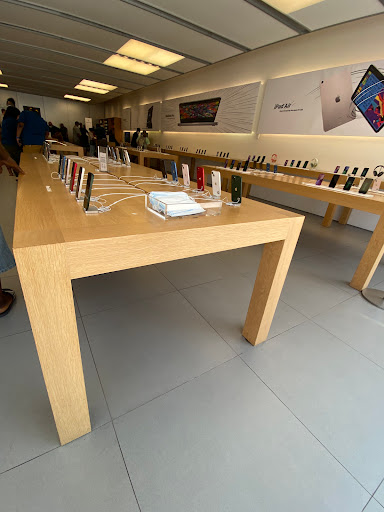 Computer Store «Apple Suburban Square», reviews and photos, 61 Saint James Pl, Ardmore, PA 19003, USA