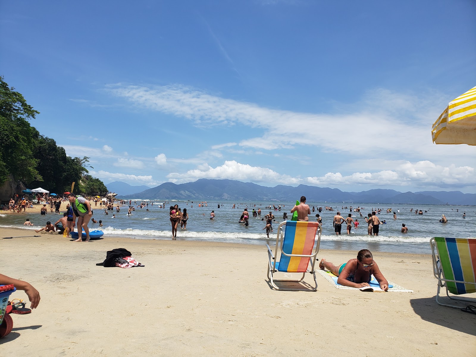 Photo de Plage de Caraguá avec sable fin et lumineux de surface