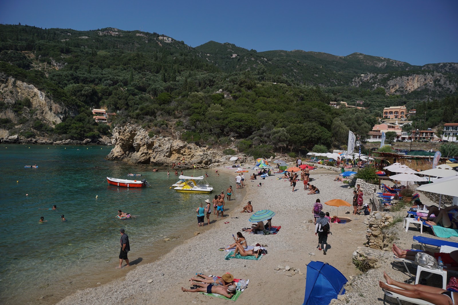 Foto van Agios Petros Strand met turquoise puur water oppervlakte