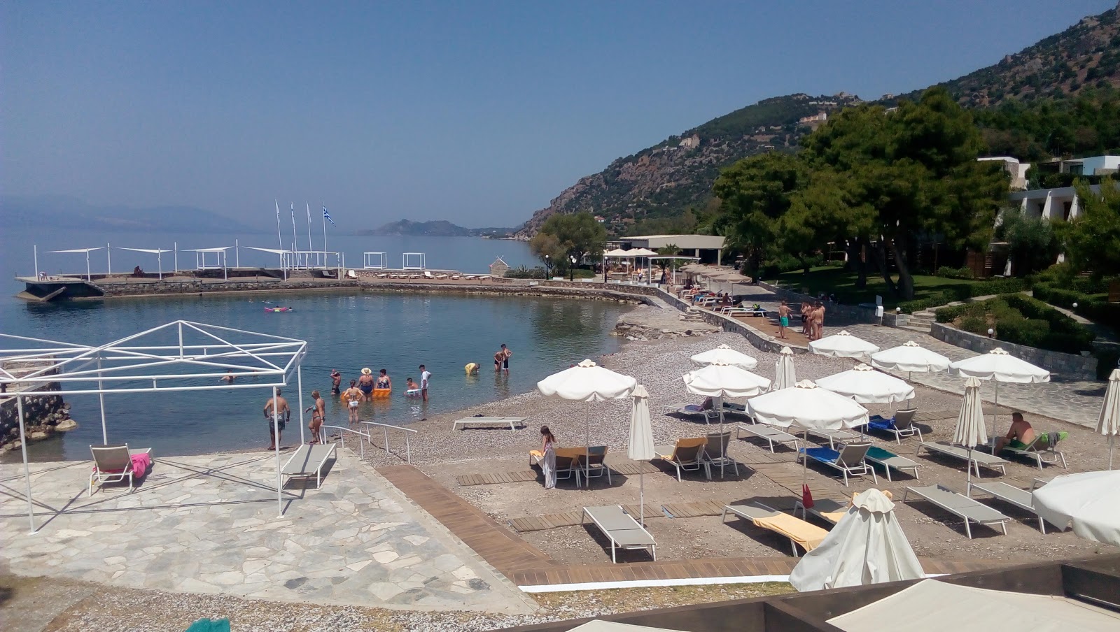 Foto von Poseidon Resort beach mit kleine, graue kiesel Oberfläche