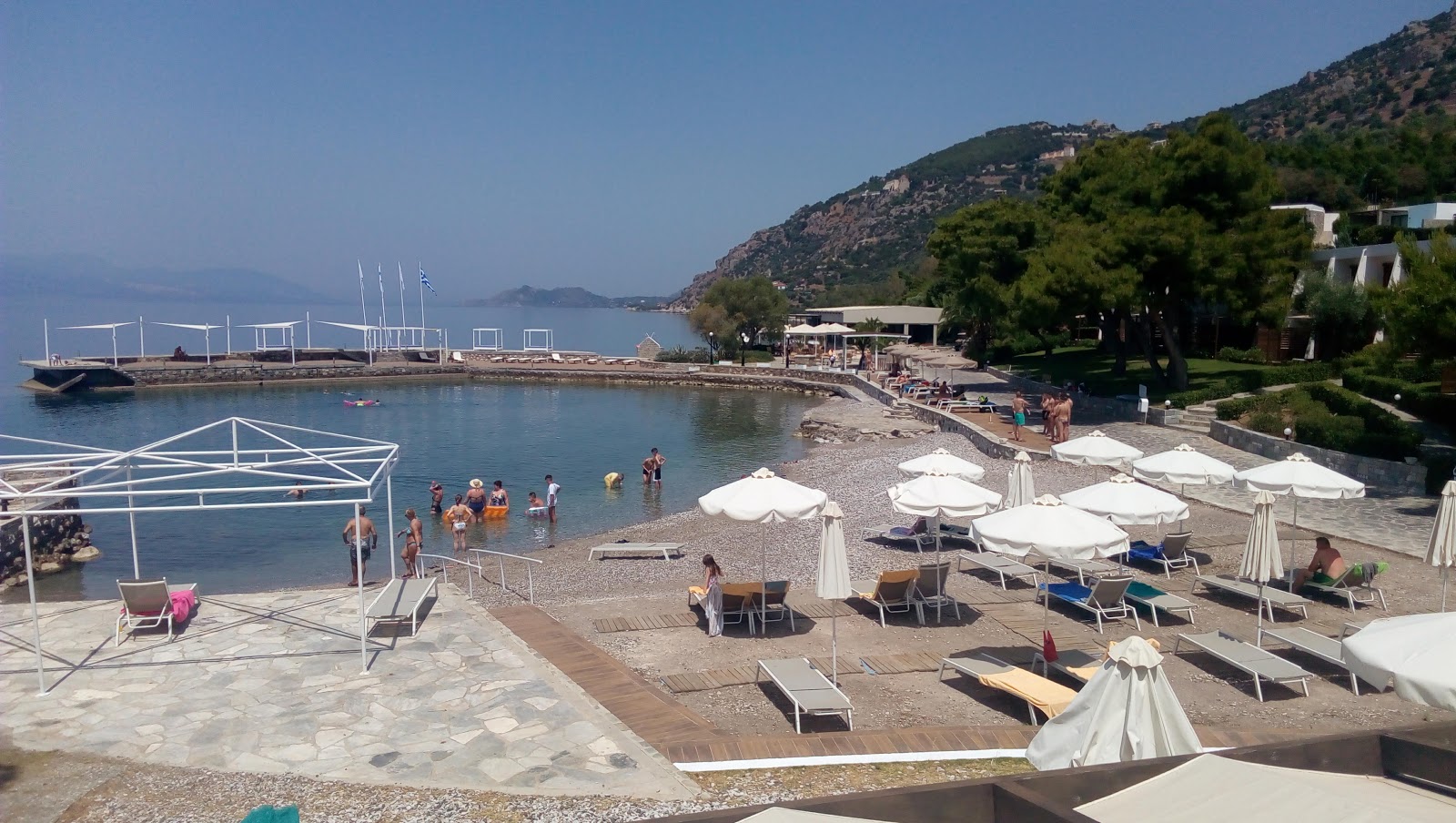 Fotografie cu Poseidon Resort beach cu o suprafață de pietricel gri fin