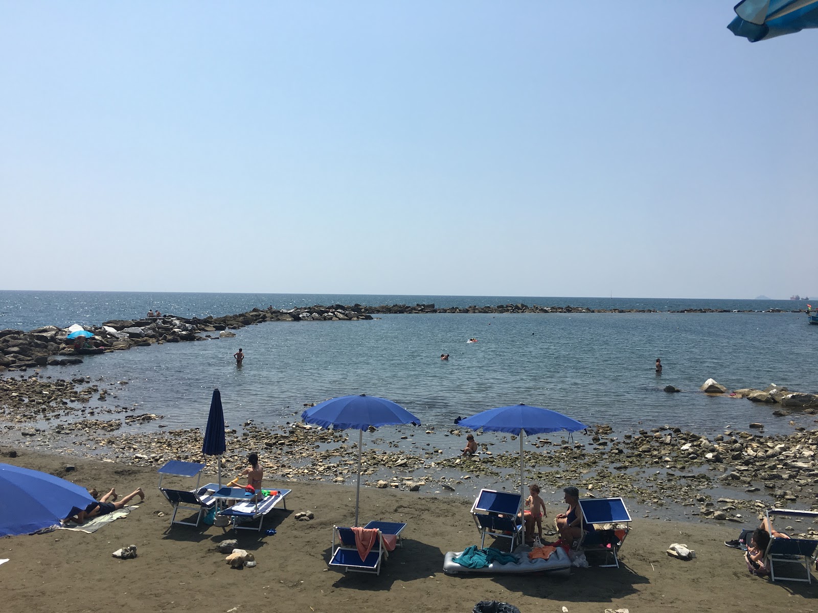 Foto af Angolo del Mare med brunt sand og sten overflade