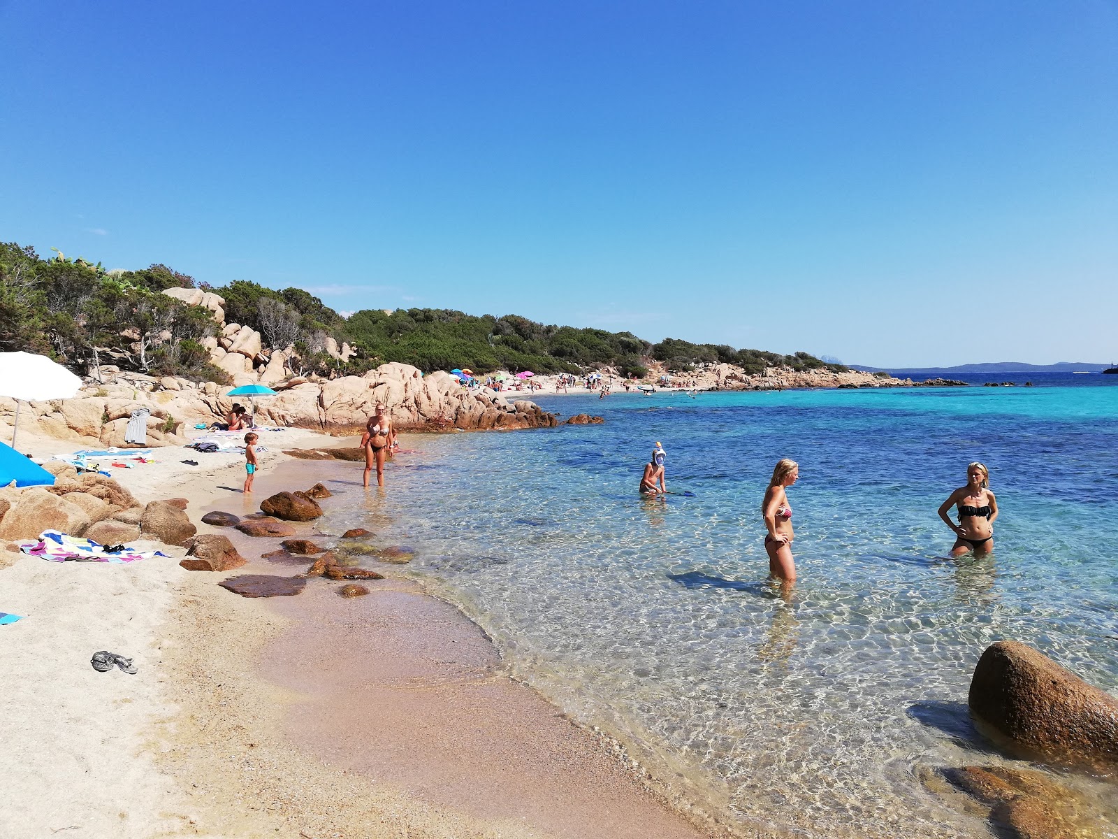 Fotografie cu Spiaggia La Celvia cu o suprafață de apa pură turcoaz