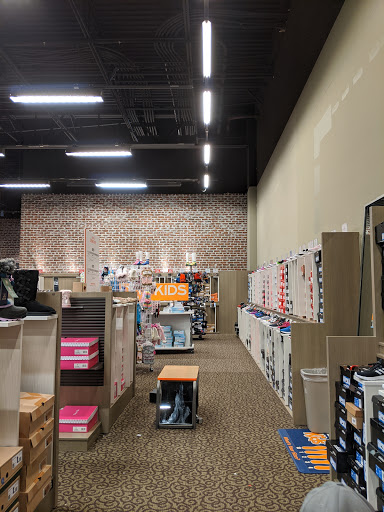 Shoe Store «DSW Designer Shoe Warehouse», reviews and photos, 17100 Southcenter Pkwy, Tukwila, WA 98188, USA