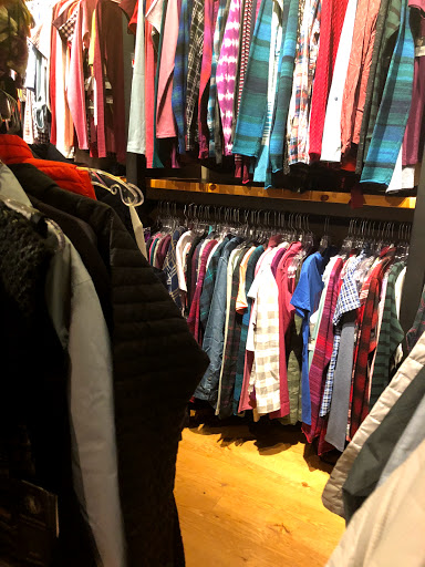 Clothing Store «Eddie Bauer Outlet», reviews and photos, 18501 Outlet Blvd #300, Chesterfield, MO 63005, USA