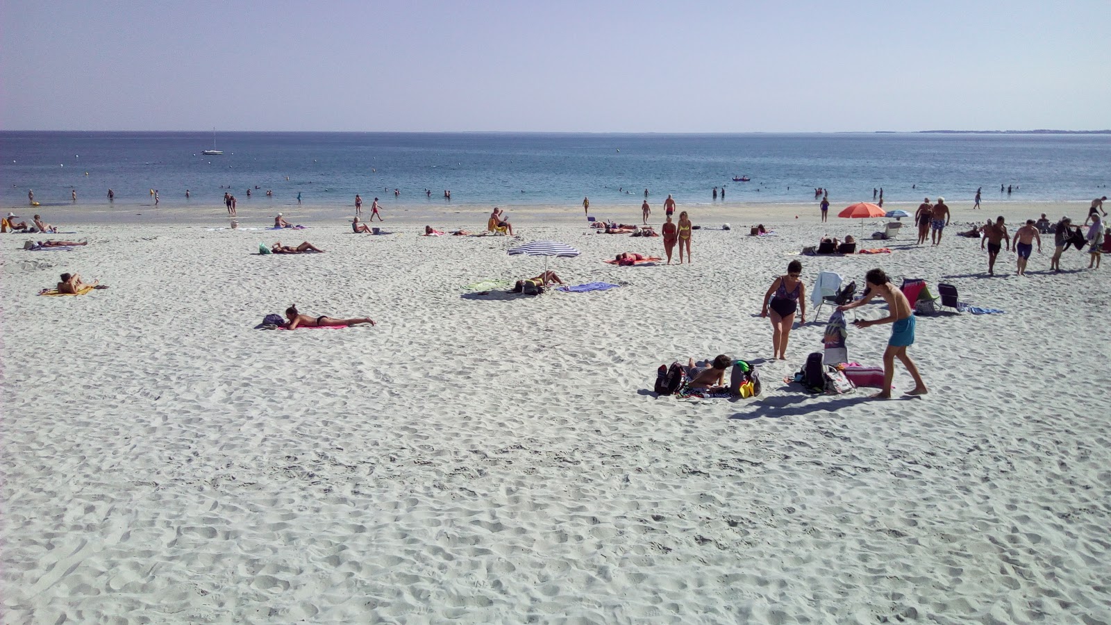 Photo de Plage de Ty Bihan avec l'eau cristalline de surface