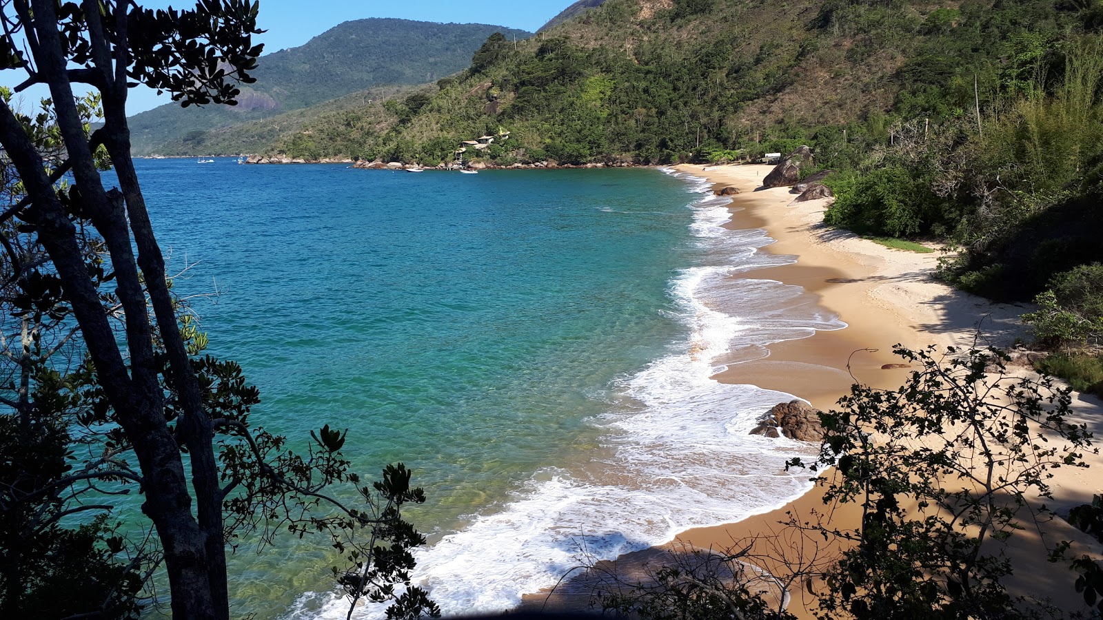 Foto von Praia de Itaoca mit beiger sand Oberfläche
