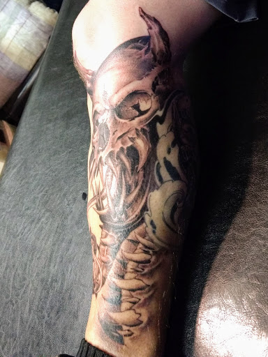 Tattoo Shop «Under the Gun Tattoo Studio», reviews and photos, 3998 Alum Creek Dr, Columbus, OH 43207, USA