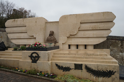 Tombe d'Hélène Boucher à Yermenonville