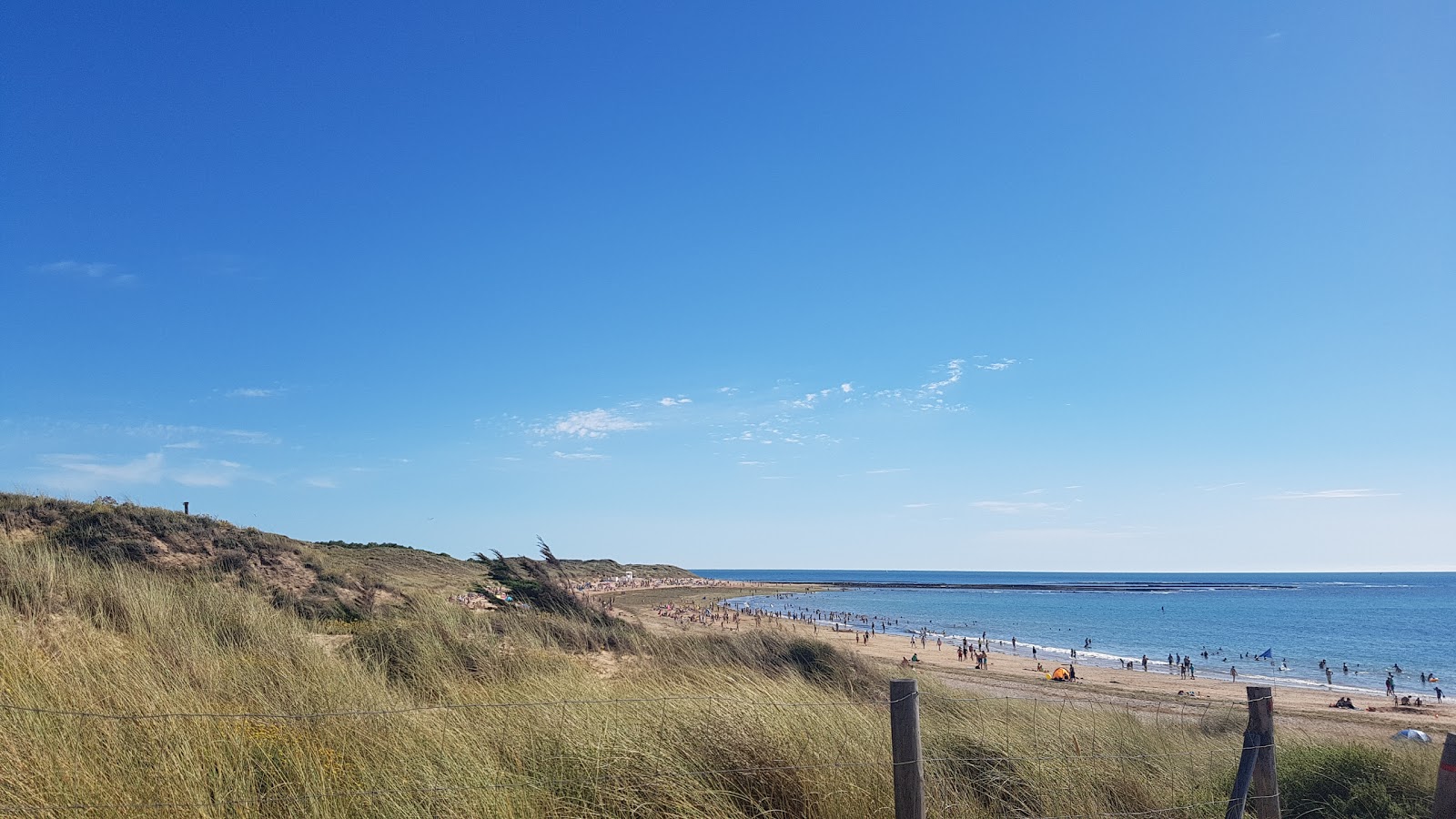 Photo of Plage des bonnes with blue water surface