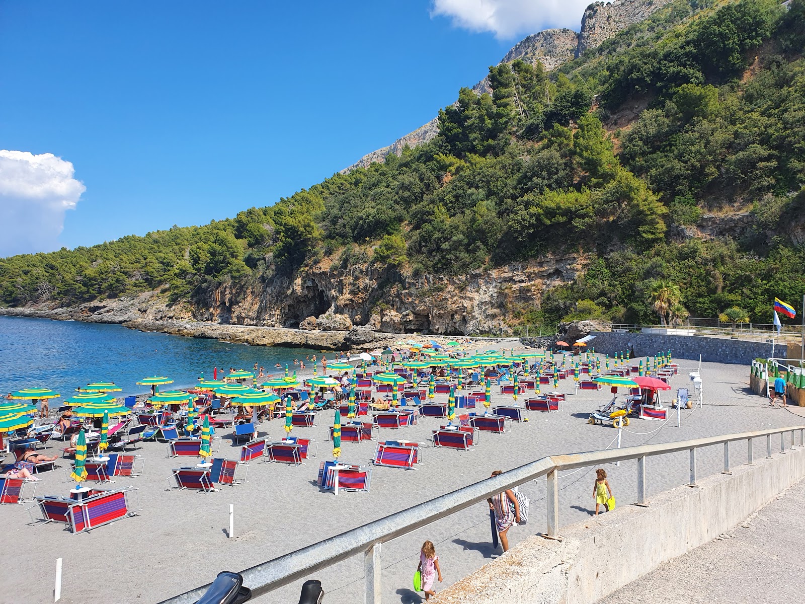 Valokuva Spiaggia di Fiumicelloista. pinnalla harmaa hieno pikkukivi:n kanssa