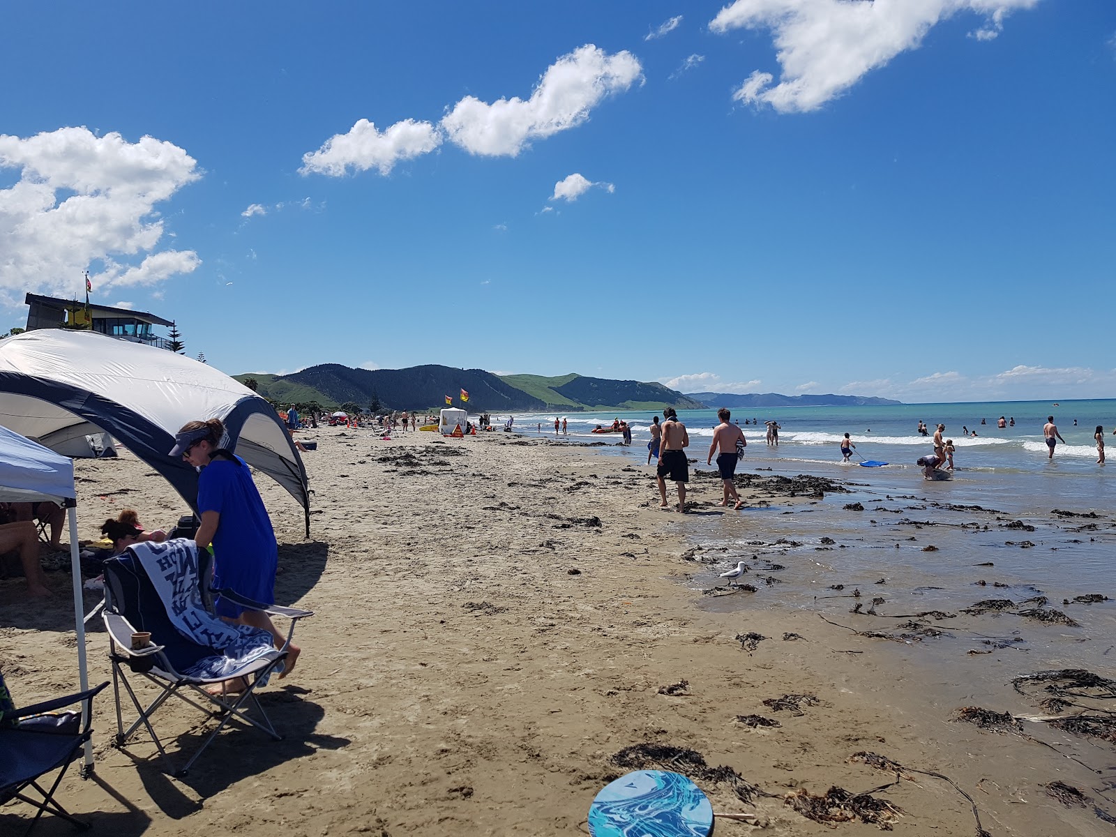 Foto van Waimarama Beach ondersteund door kliffen