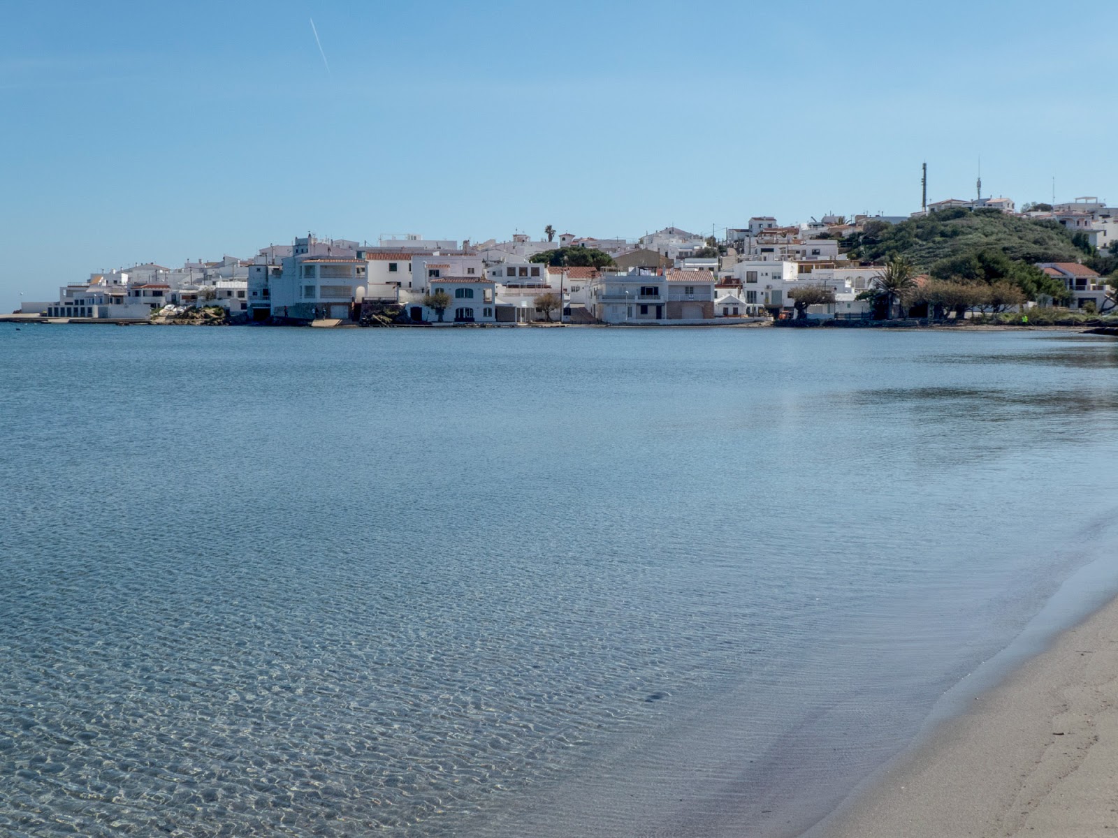 Foto von Platja Es Grau mit geräumige bucht