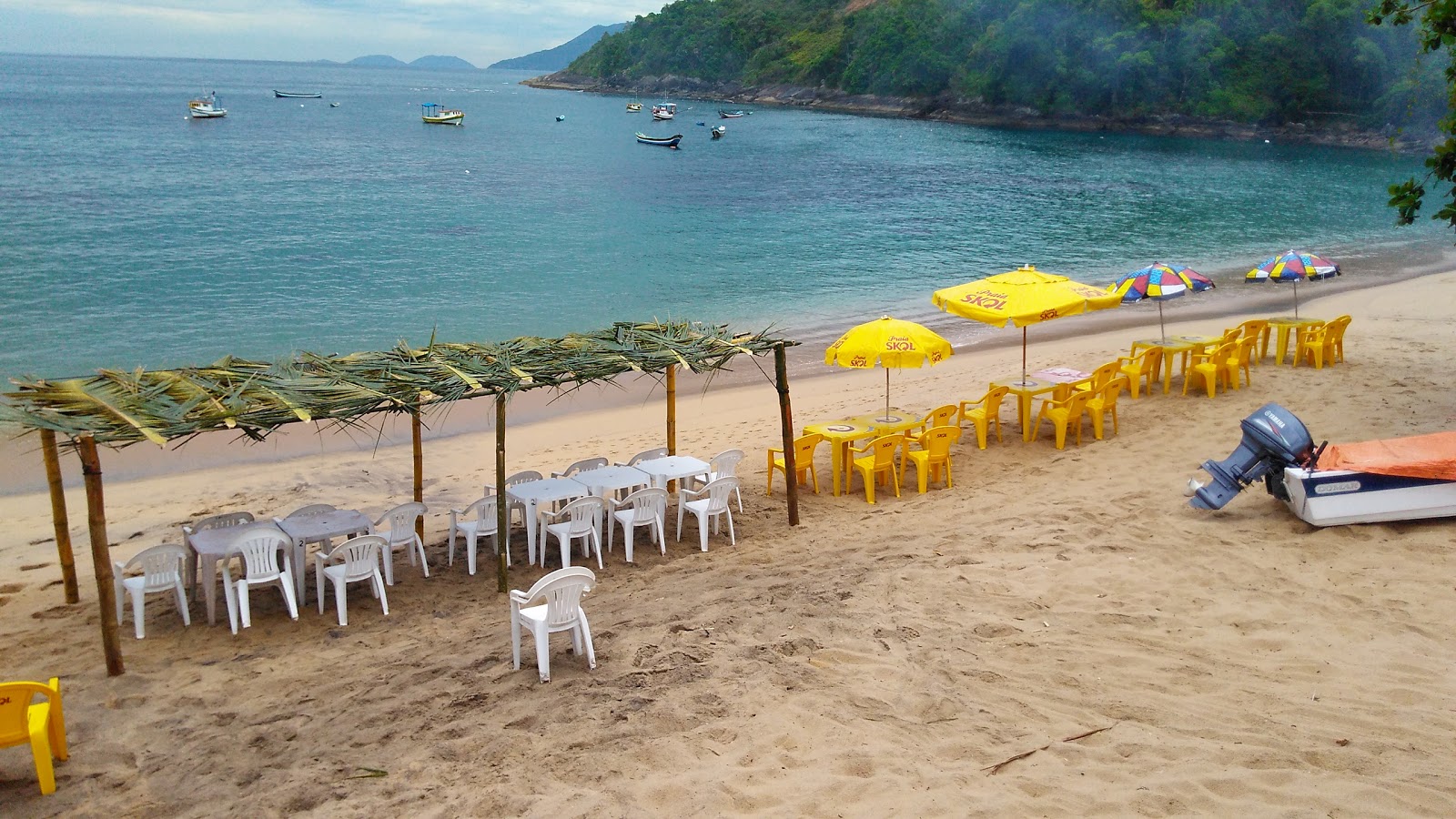 Praia da Serraria的照片 带有碧绿色纯水表面