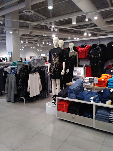 Clothing Store «H&M», reviews and photos, 37 Aquarium Way, Long Beach, CA 90802, USA