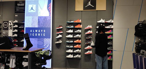 Shoe Store «Finish Line», reviews and photos, 1819 Montebello Town Center #13, Montebello, CA 90640, USA