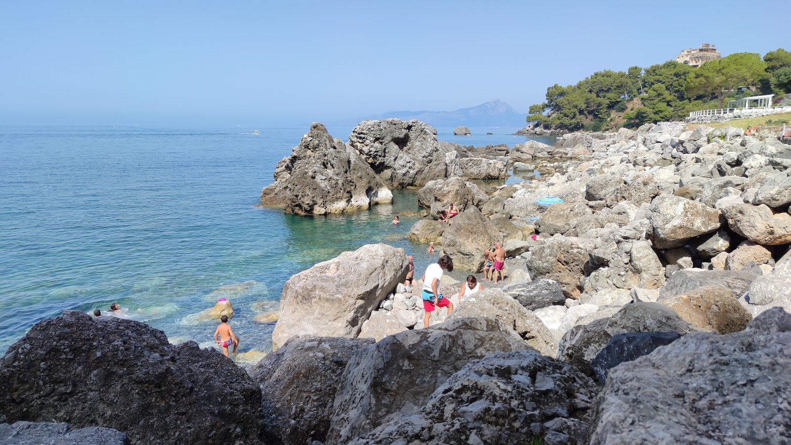 Photo de Cala Tunnara protégé par des falaises