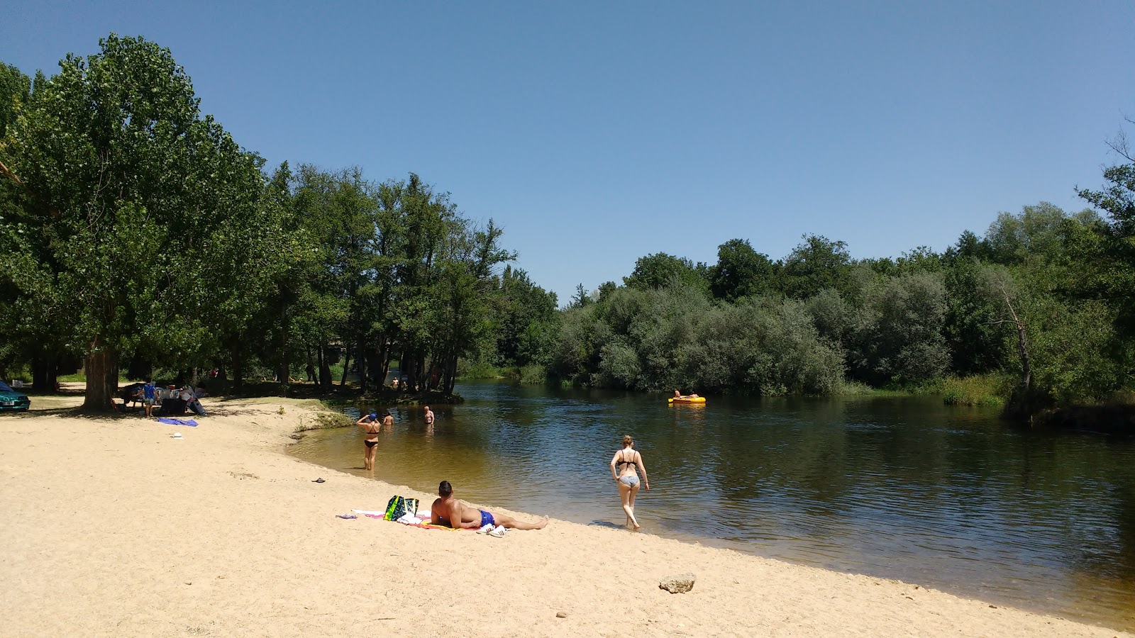 Playa Fluvial Pradera'in fotoğrafı geniş bir kıyı şeridi ile birlikte