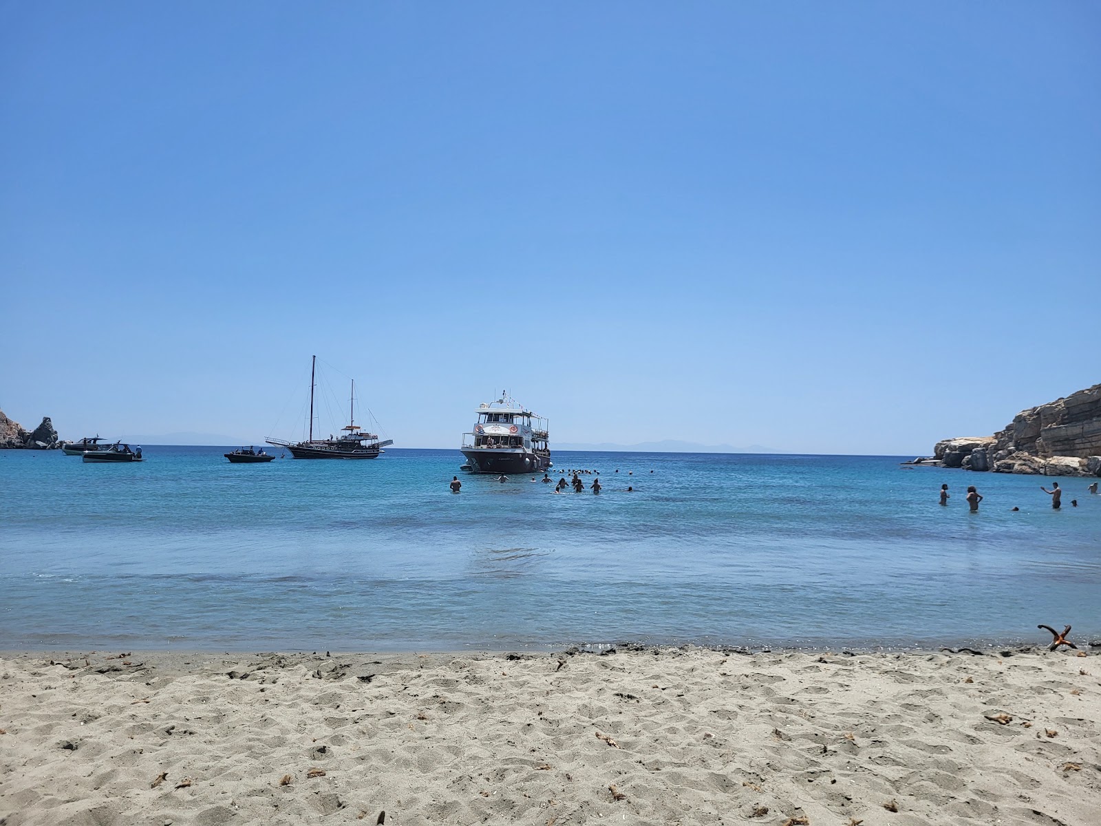 Meadow Beach'in fotoğrafı uçurumlarla desteklenmiş