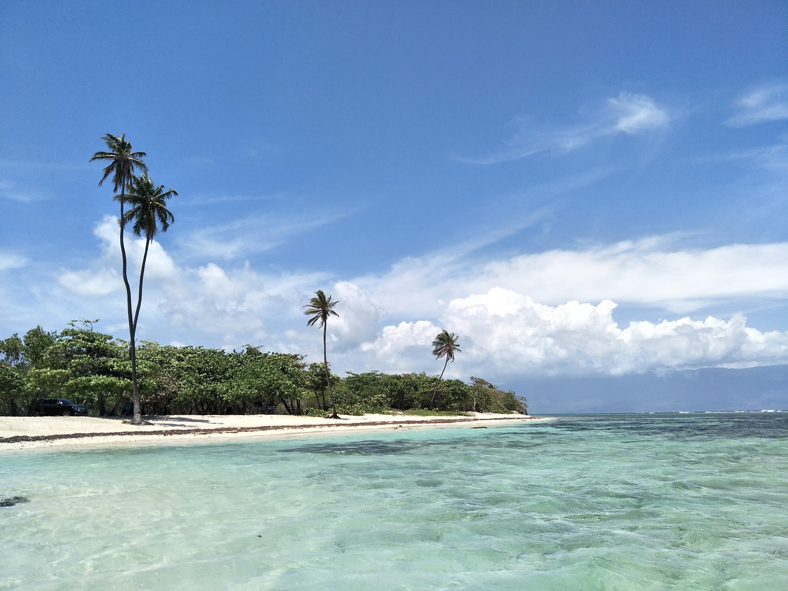 Saladilla beach的照片 带有碧绿色纯水表面