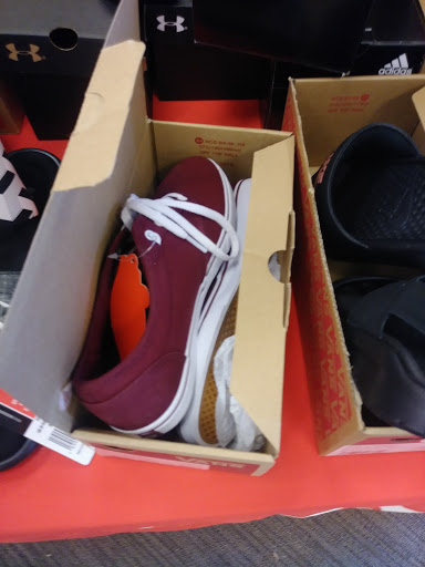 Shoe Store «Famous Footwear», reviews and photos, 1140 Harter Pkwy, Yuba City, CA 95993, USA