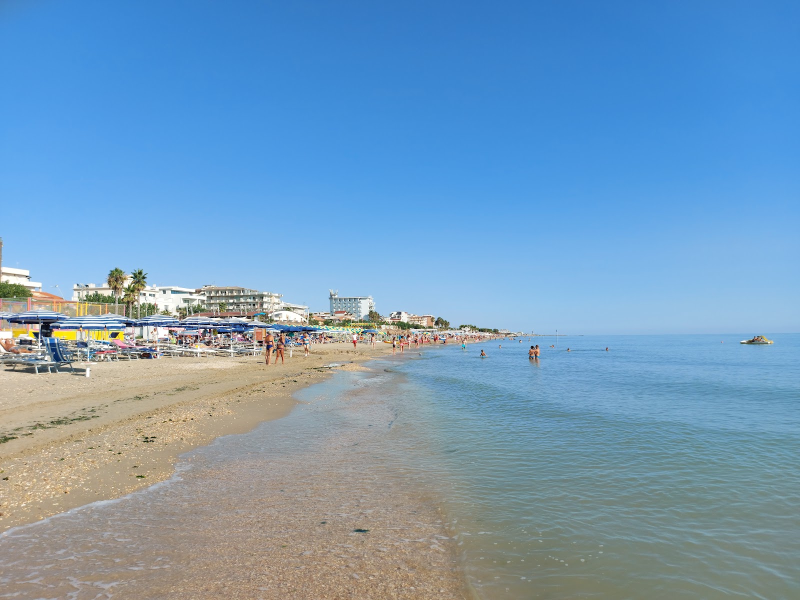 Foto van Spiaggia di Alba Adriatica met helder zand oppervlakte