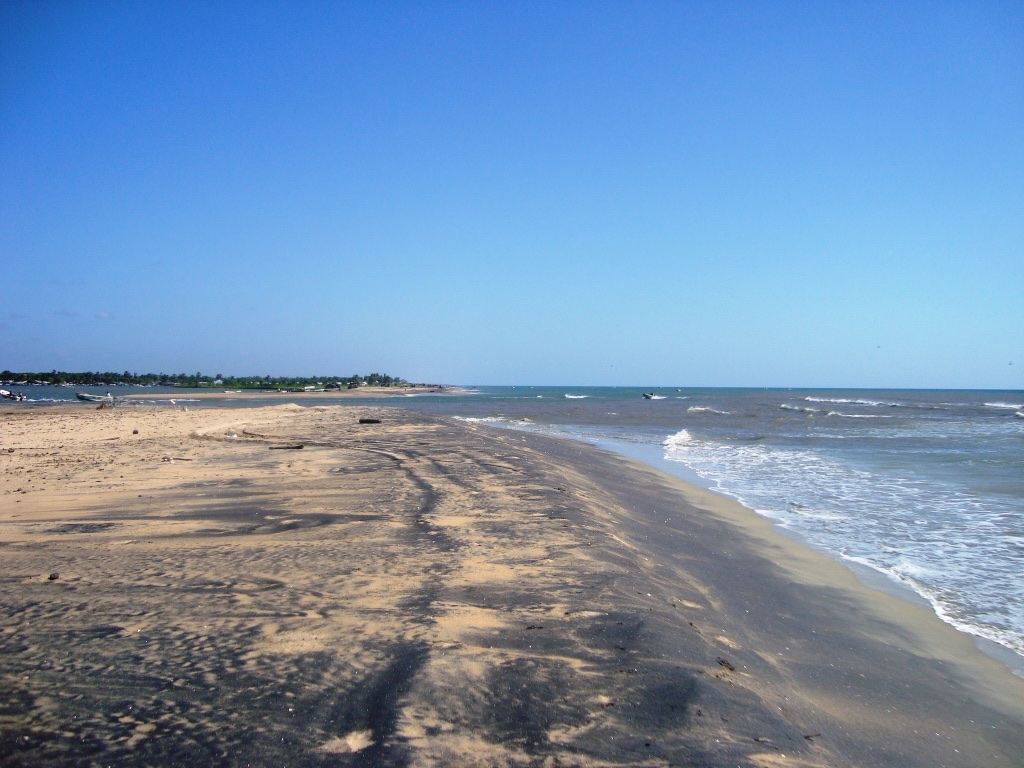 Foto de Pulmoddai Beach con arena negra superficie