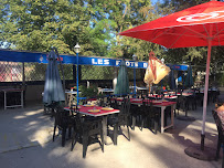Atmosphère du Restaurant Les Flots Bleus à Saint-Just-d'Ardèche - n°1