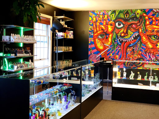 Tobacco Shop «TRACKS SMOKE SHOP», reviews and photos, 21 N Midland Ave, Elmwood Park, NJ 07407, USA