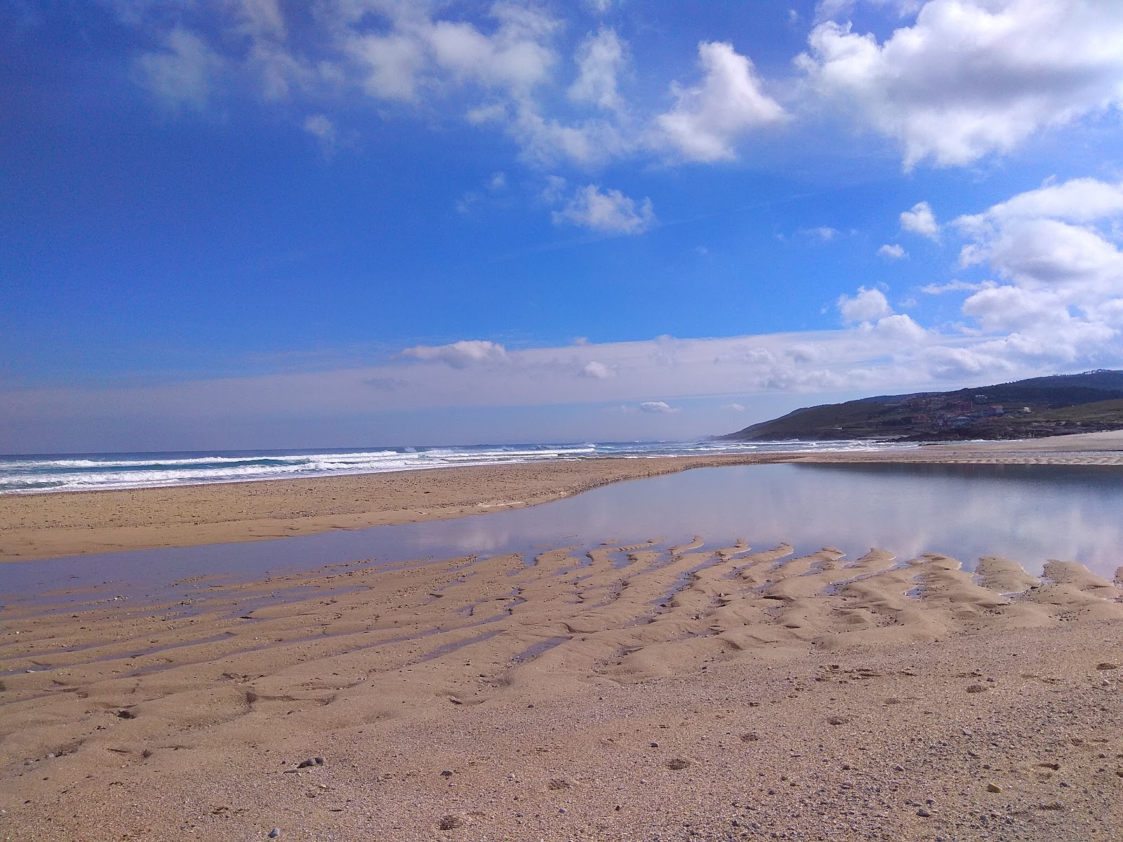 Praia de Baldaio的照片 带有蓝色纯水表面